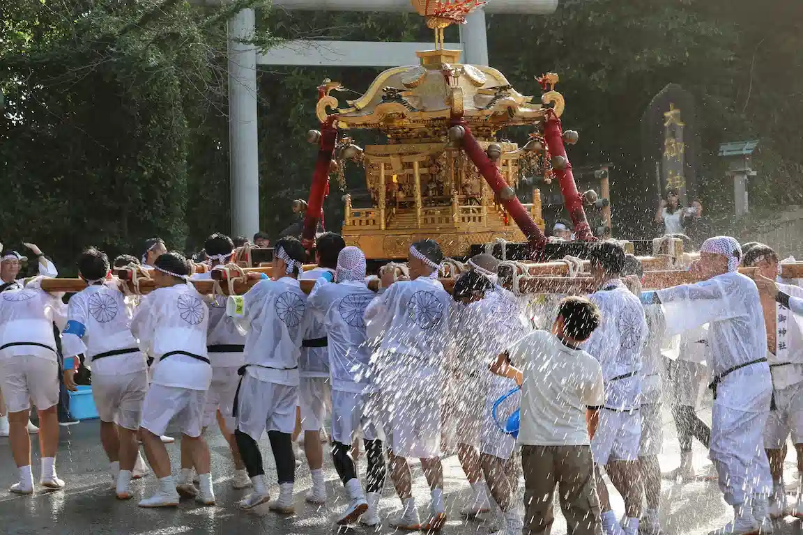 大御神社の鳥居の前で何度もお神輿を担ぎ上げる例大祭のクライマックス