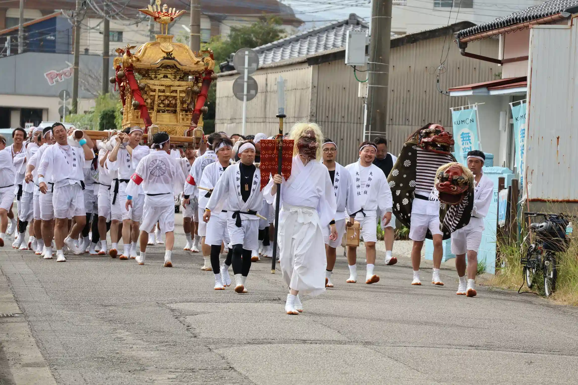 大御神社例大祭の中盤、お神輿の前を歩いて先導する猿田彦