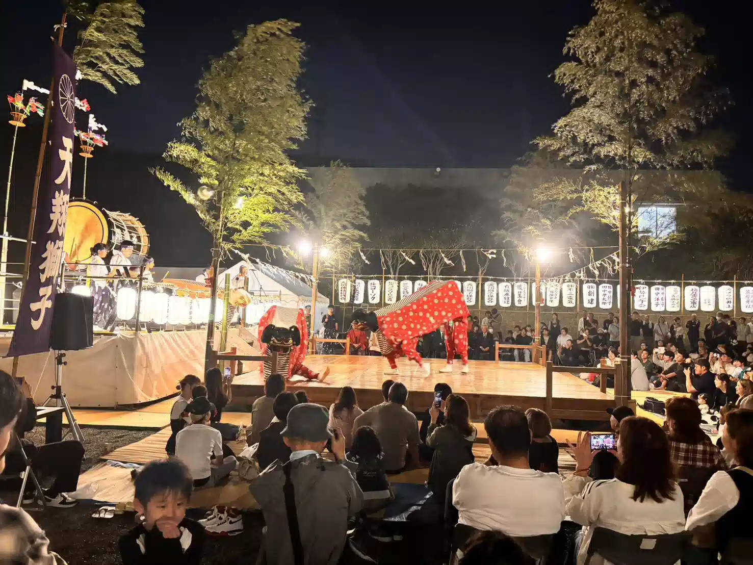 日向市の大御神社例大祭・宵まつりで特設舞台に奉納される獅子舞