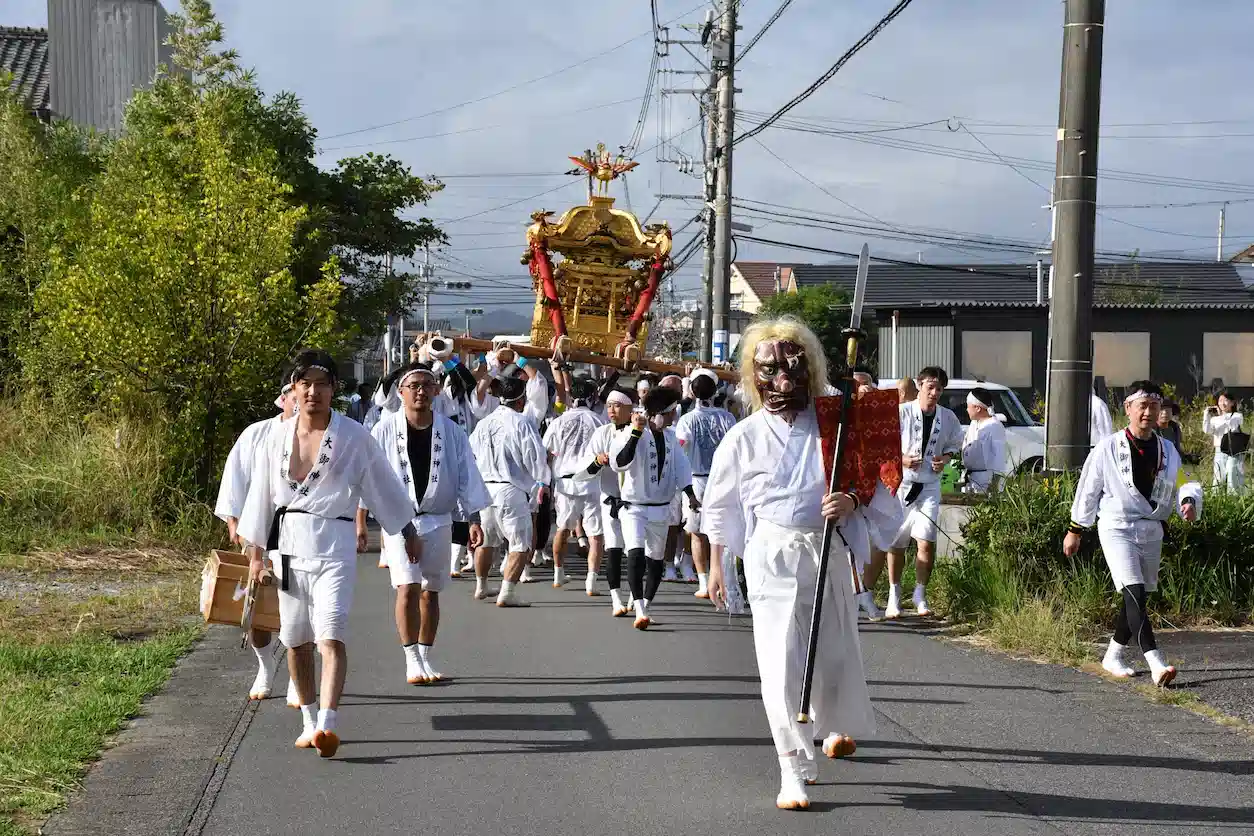 大御神社へ続く最後の直線で勢いを増して迫るお神輿