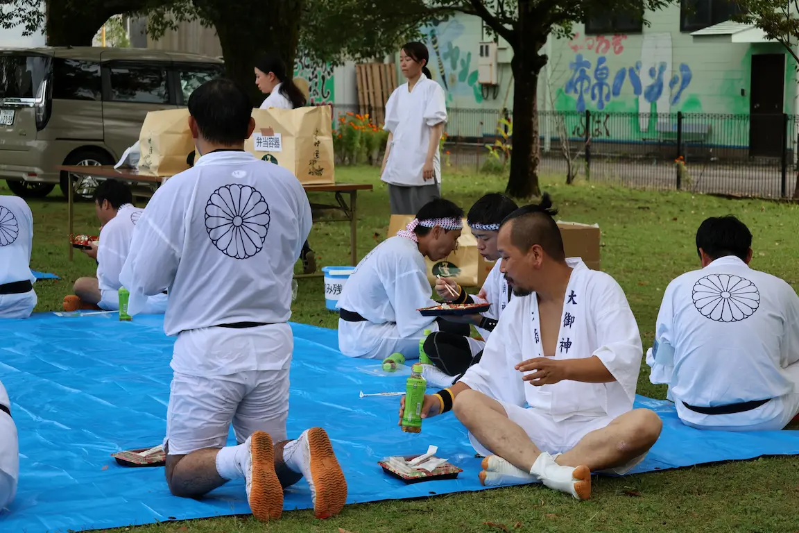 大御神社例大祭の昼休憩で疲れて座り込む担ぎ手たち
