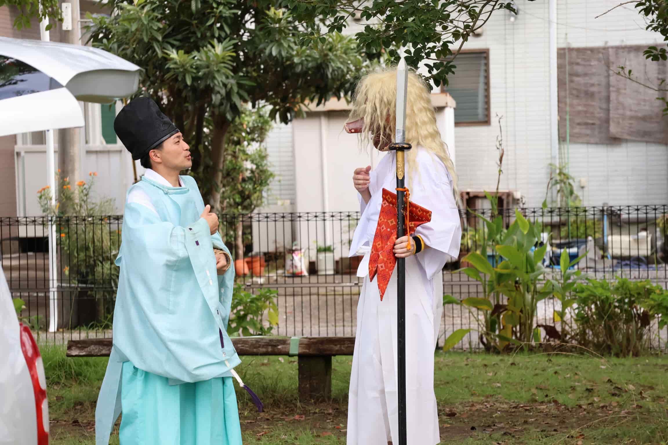 大御神社例大祭で神主さんに猿田彦の装束を着付けてもらう是澤店長