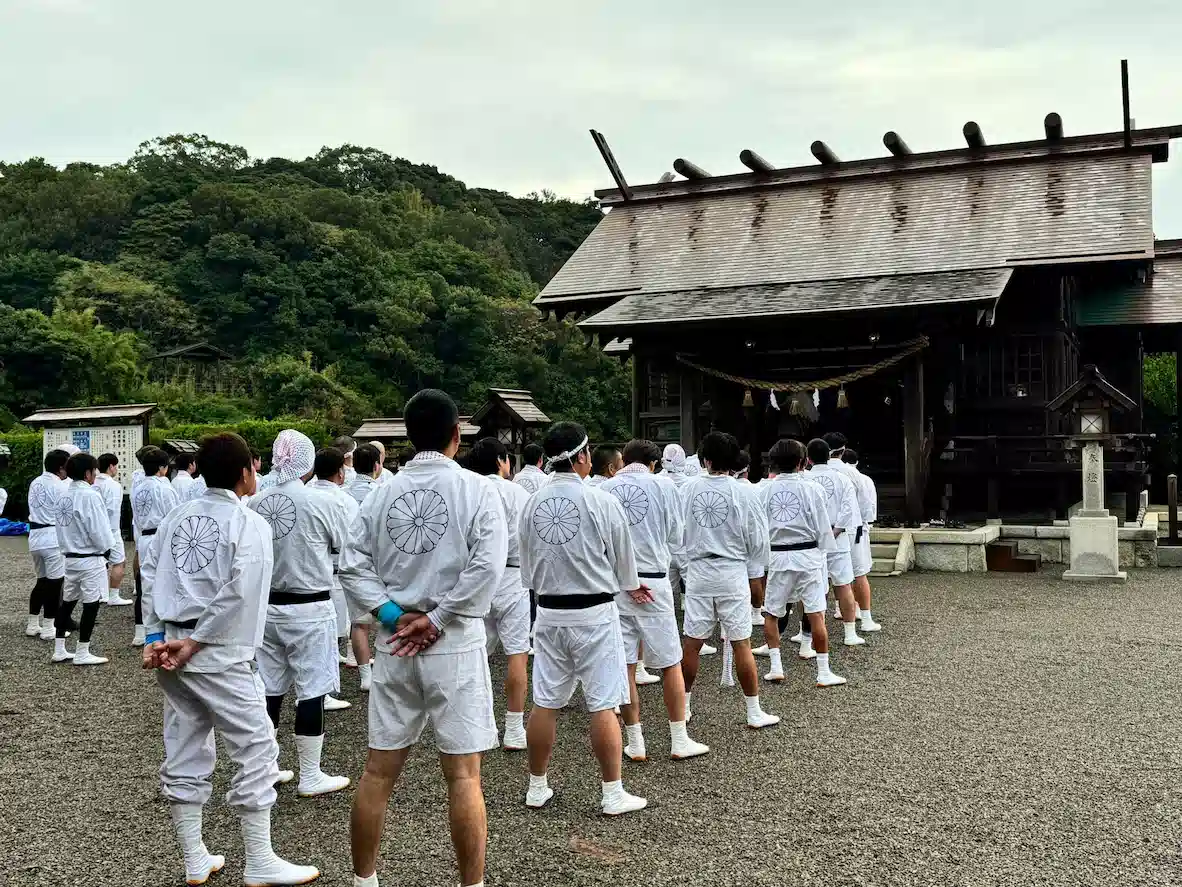 大御神社例大祭の朝、厄年会の晴厄・中厄・入厄・入々厄が並んで参列する神事の様子